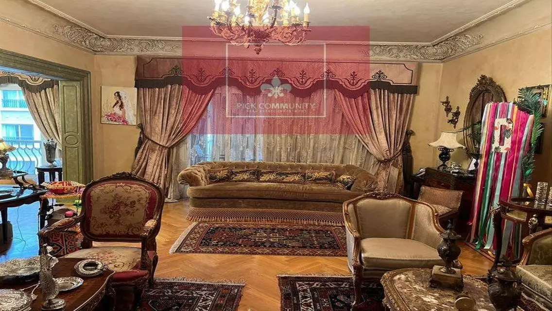 شقه فخمه للبيع في القطاميه بلازا بالتكيفات والمطبخ