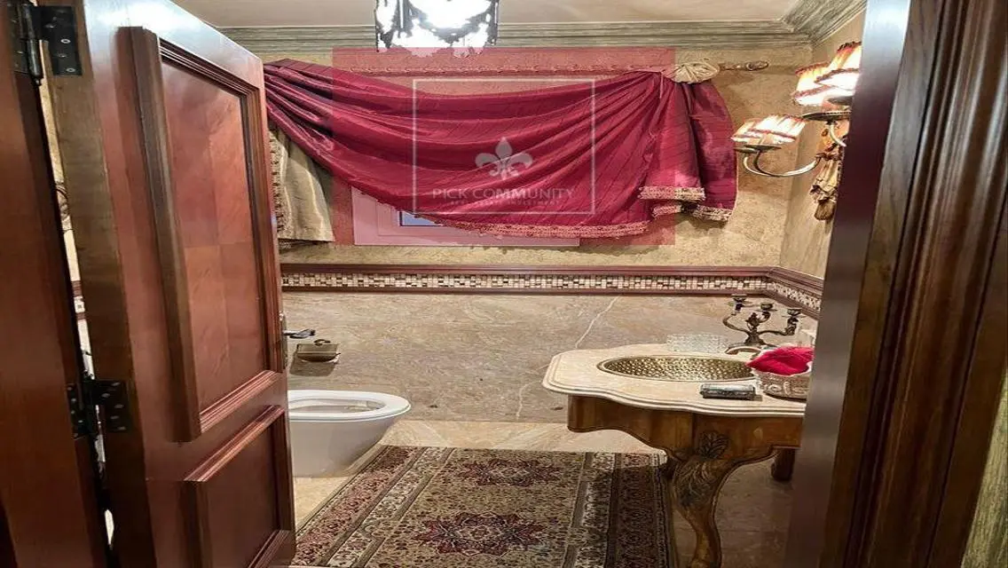 شقه فخمه للبيع في القطاميه بلازا بالتكيفات والمطبخ