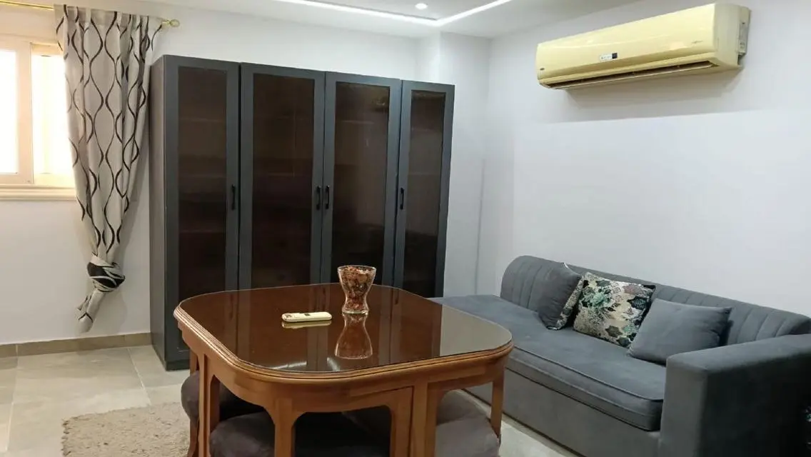 استوديو مفروش بالكامل للايجار امام الرحاب   .