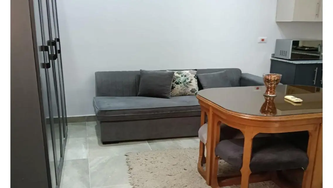 استوديو مفروش بالكامل للايجار امام الرحاب   .