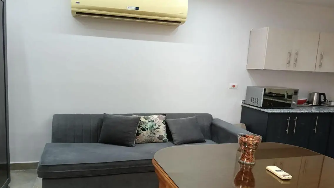 استوديو مفروش بالكامل للايجار امام الرحاب   .