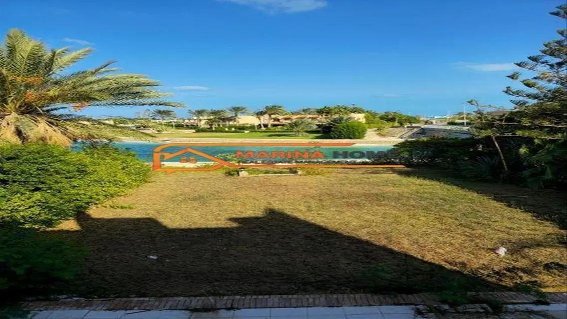 للبيع فيلا فى مارينا ٦  اول صف بحيرة رملية