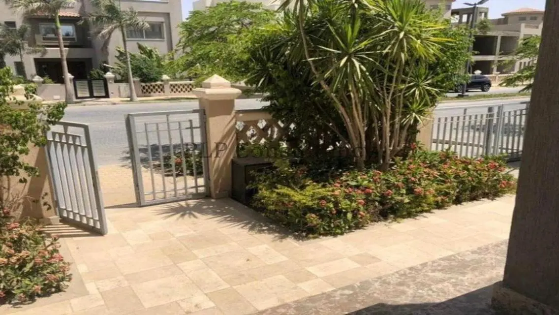 شقه للبيع ارضي بجاردن فى بالم هيلز vgk