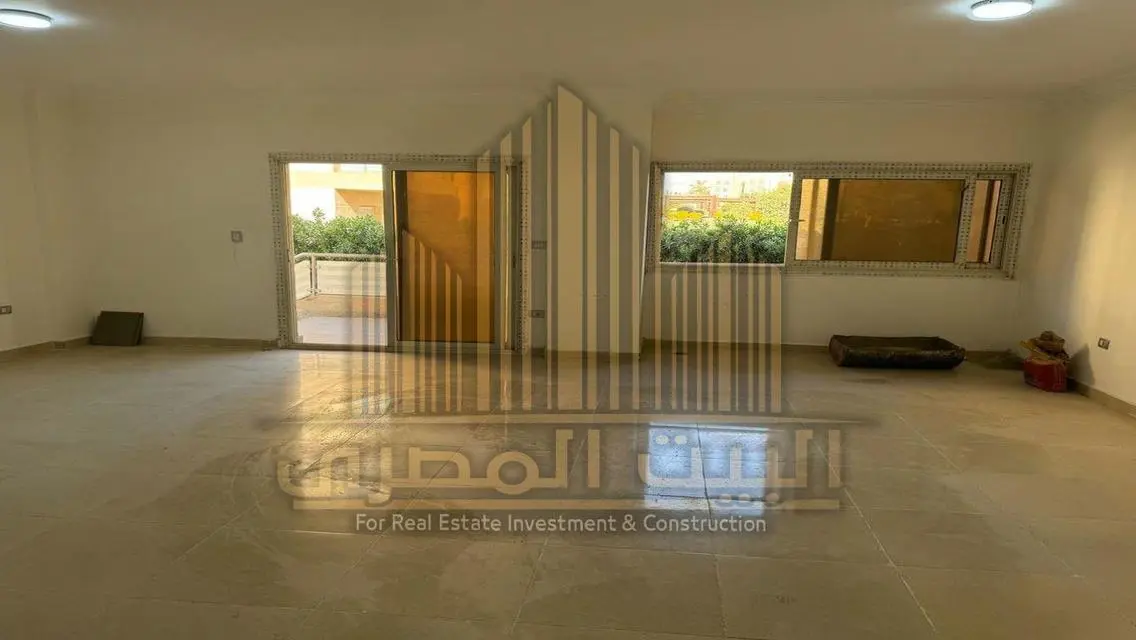 Ground floor for rent with a private garden in w/v