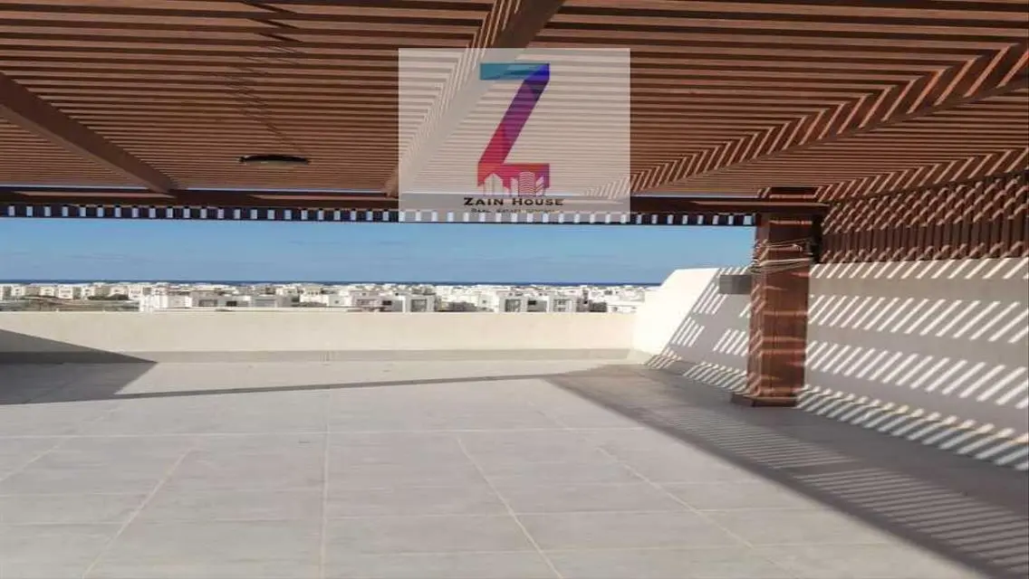 للبيع بنتهاوس بسلم داخلى و 4 غرف فيو حمام سباحه