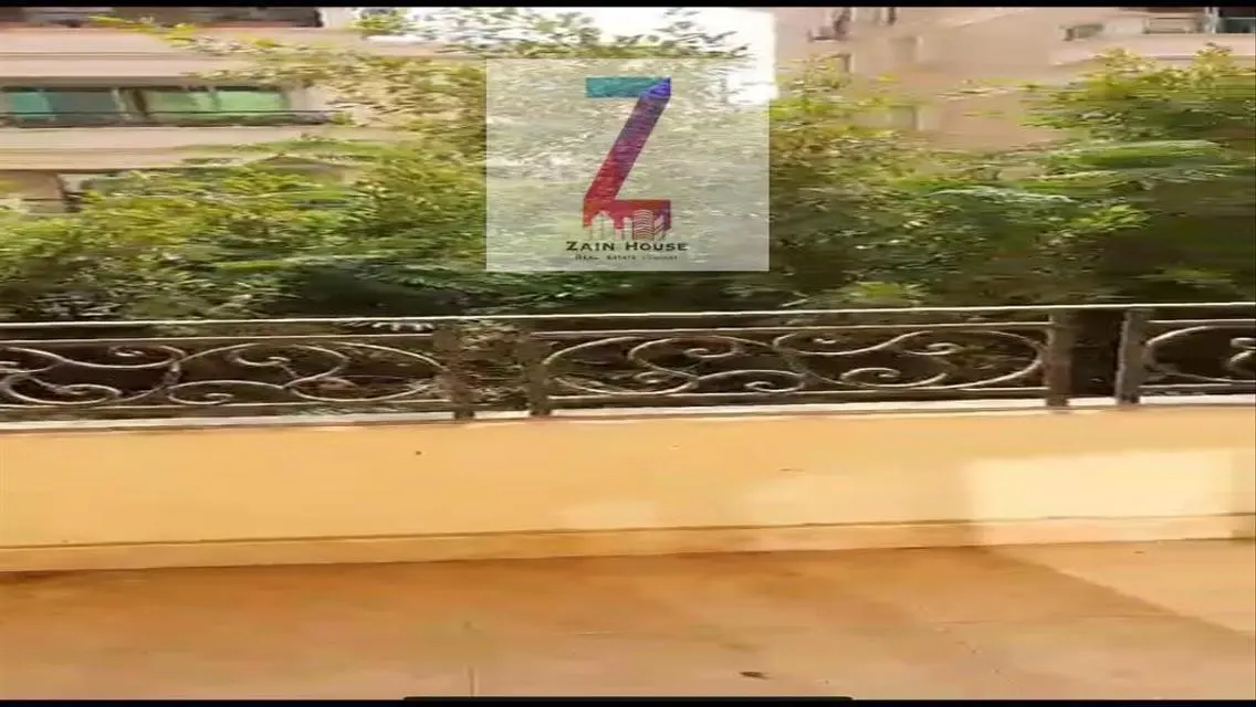 شقة ١٣٥م حي شرق امام الجامعة الأمريكية تجمع خامس