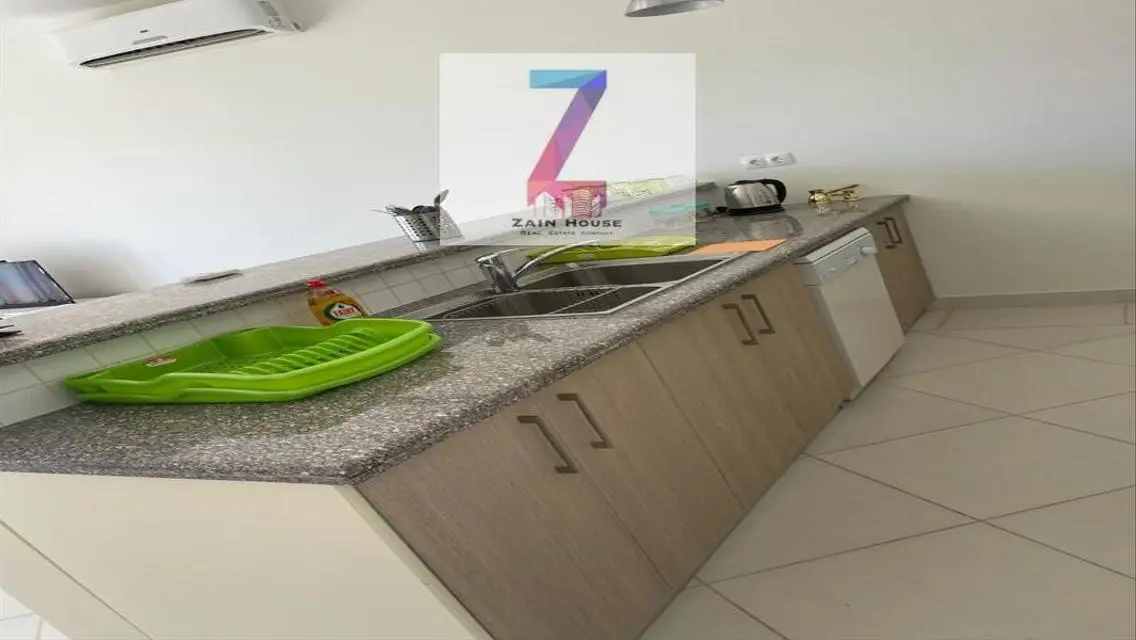 For sale, a 3-room chalet on the sea in Marassi