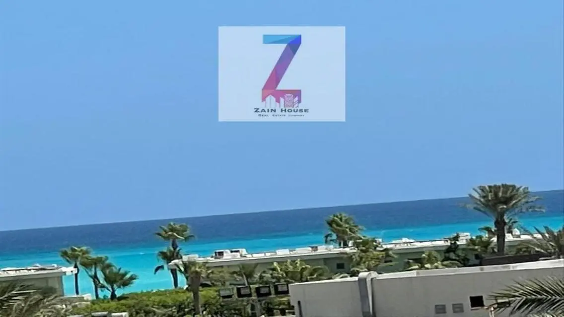 For sale, a 3-room chalet on the sea in Marassi