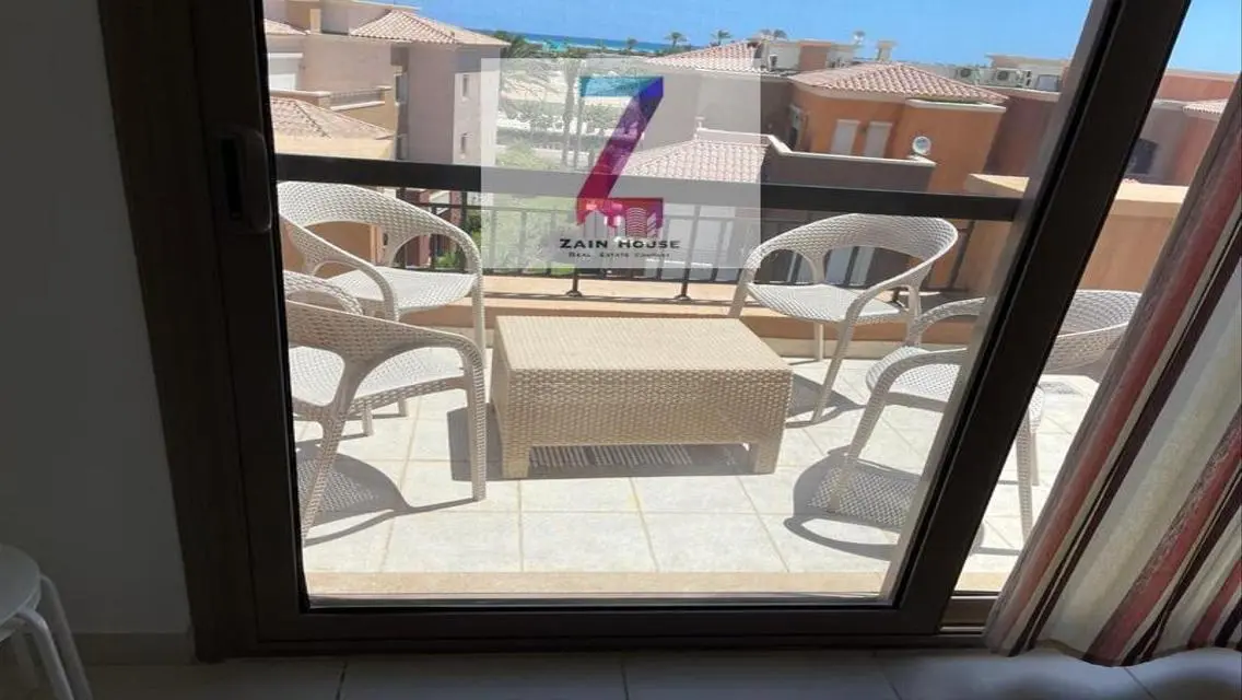For sale, a 3-room chalet on the sea in Marassi