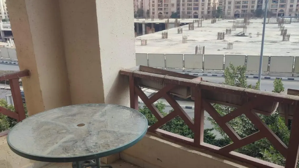 شقة لقطه للايجار90م فى المرحلة الخامسة جاهزه للسكن