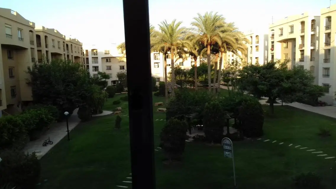 شقة للايجار90م فى المرحلة التانية جاهزه للسكن 
