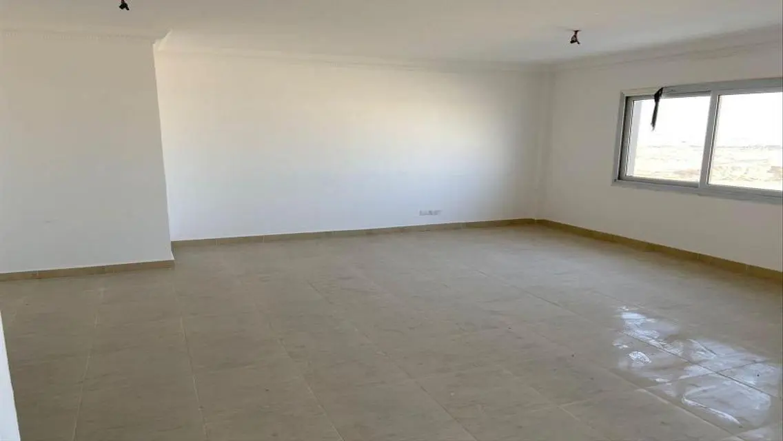 شقة للإيجار فاضي في مدينتي 200م 4 غرف في ال B10