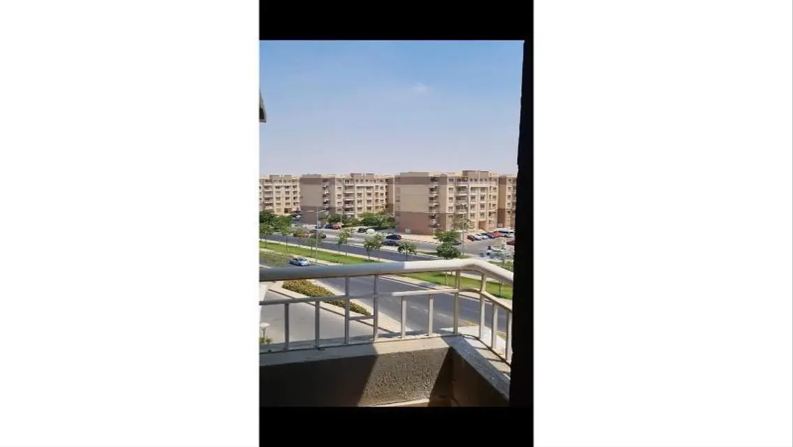 شقة للإيجار في مدينتي 165م في ال B10 بجوار الخدمات