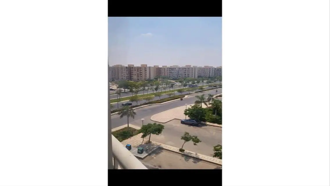 شقة للإيجار في مدينتي 165م في ال B10 بجوار الخدمات