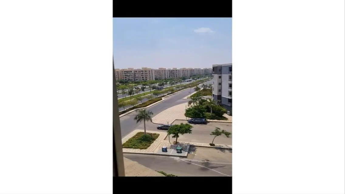 شقة للإيجار في مدينتي 165م في ال B10 بجوار الخدمات