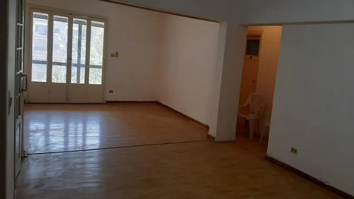 شقة للايجار تشطيب جديد بشارع الاندلس سكني أو اداري