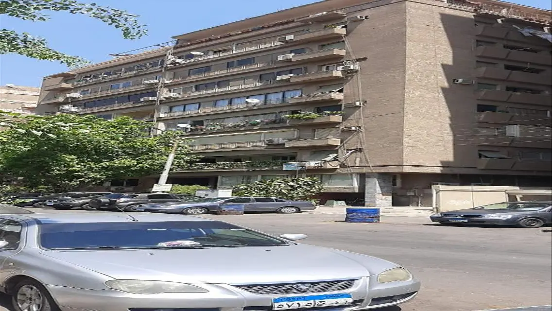 شقة للايجار تشطيب جديد بشارع الاندلس سكني أو اداري