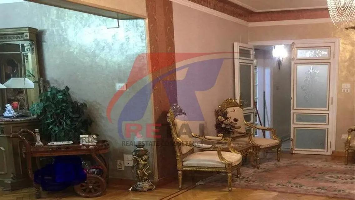 شقه شارع حسن المامون بجوار النادي الاهلي         .