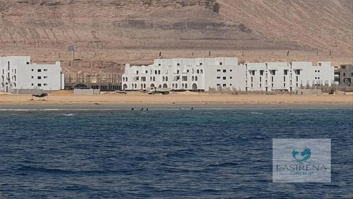 شاليه ارضي في اميز قري الجلاله علي البحر مباشرة