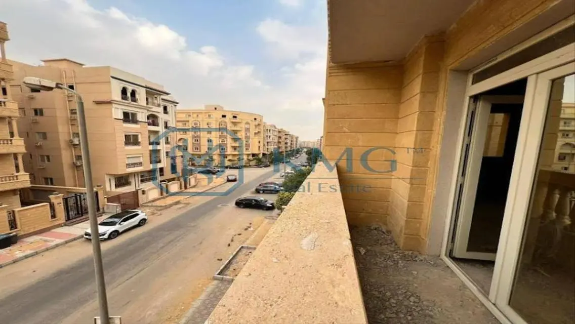 شقة للبيع  لوكيشن مميزعلى شارع النوادي استلام فورى