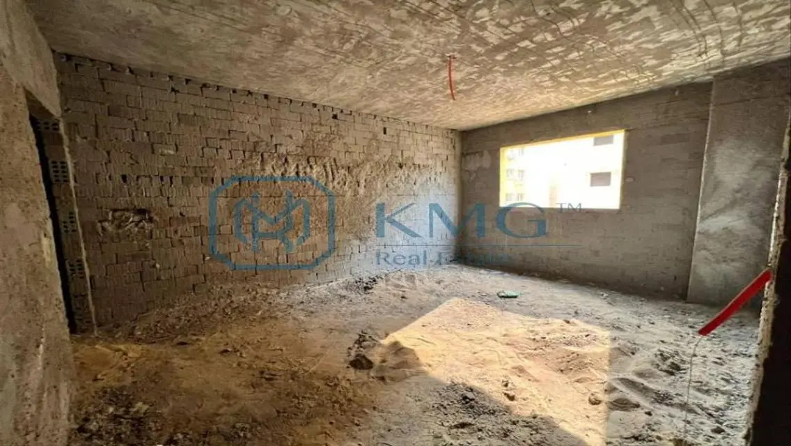 شقة للبيع  لوكيشن مميزعلى شارع النوادي استلام فورى