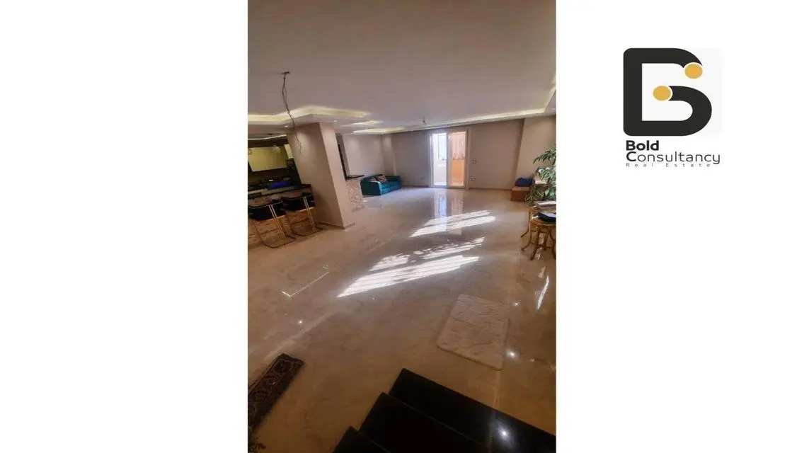 شقة فاخرة بمساحة شرفة وحديقة خاصة للبيع