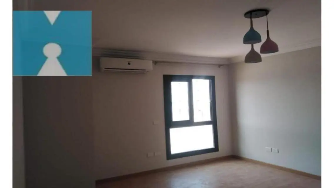 شقه للايجار بالمطبخ والتكيفات في الكورت يارد