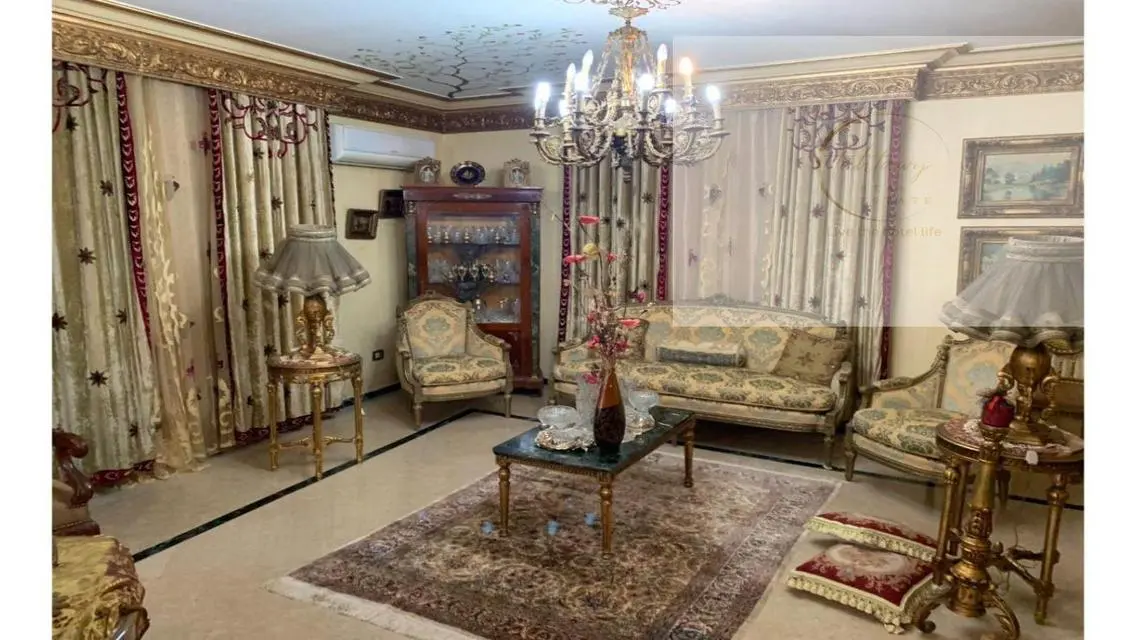 نص فيلا للبيع بالحي الخامس مدينة العبور