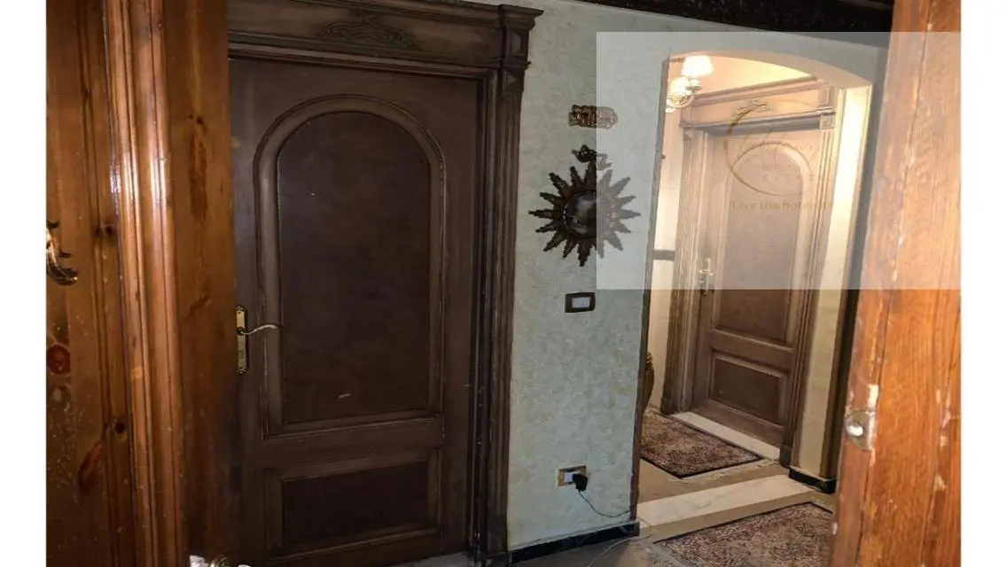 نص فيلا للبيع بالحي الخامس مدينة العبور