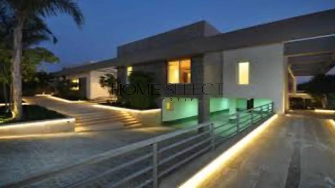 Pyramid Hills – semi Furnished Ground Floor Unit.