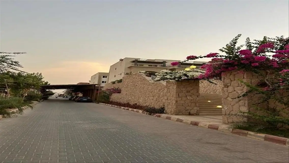 أستلم الان ستوديو لقطة فيو بحر بالسخنة بقسط 4 سنين