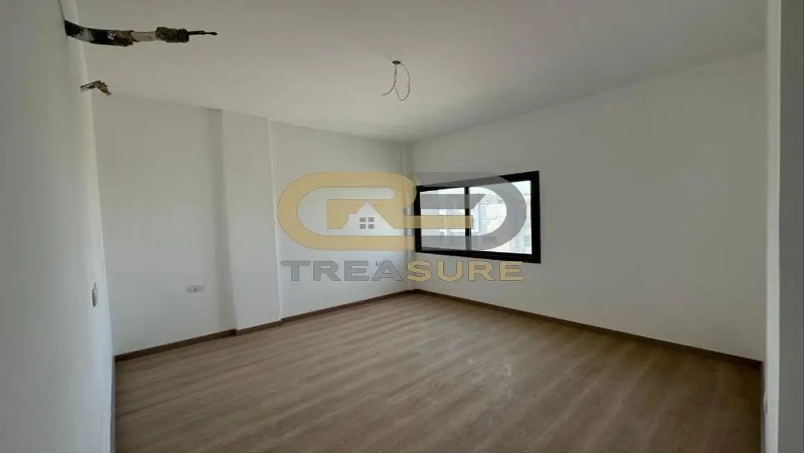 Penthouse for sale in Fifth Square with kitchen  .