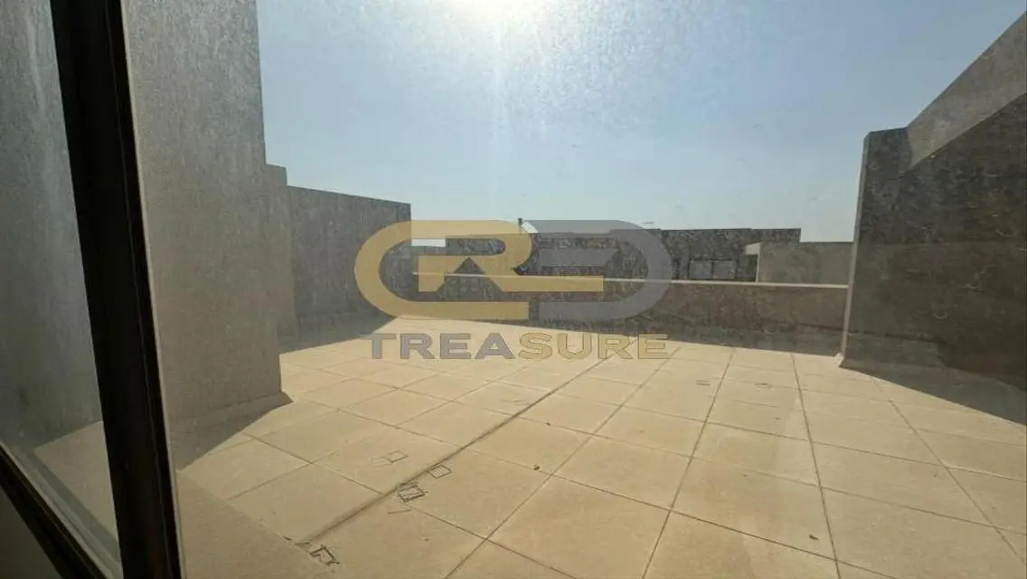 Penthouse for sale in Fifth Square with kitchen  .