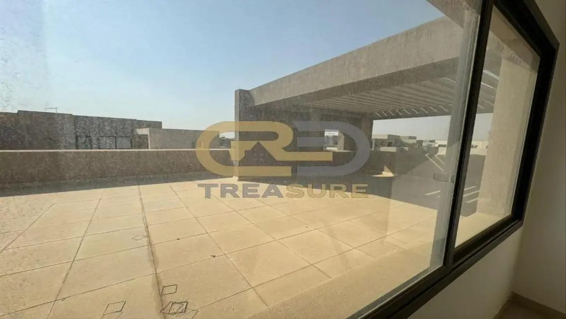 Penthouse for sale in Fifth Square with kitchen  .