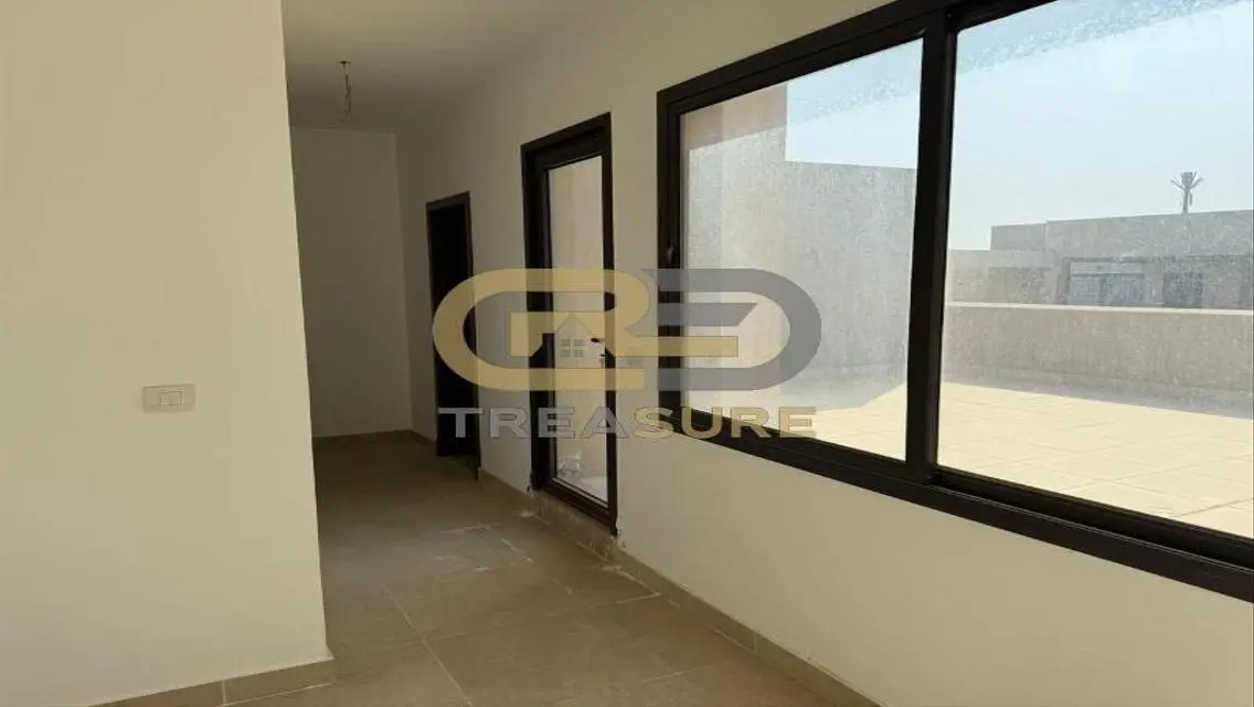 Penthouse for sale in Fifth Square with kitchen  .