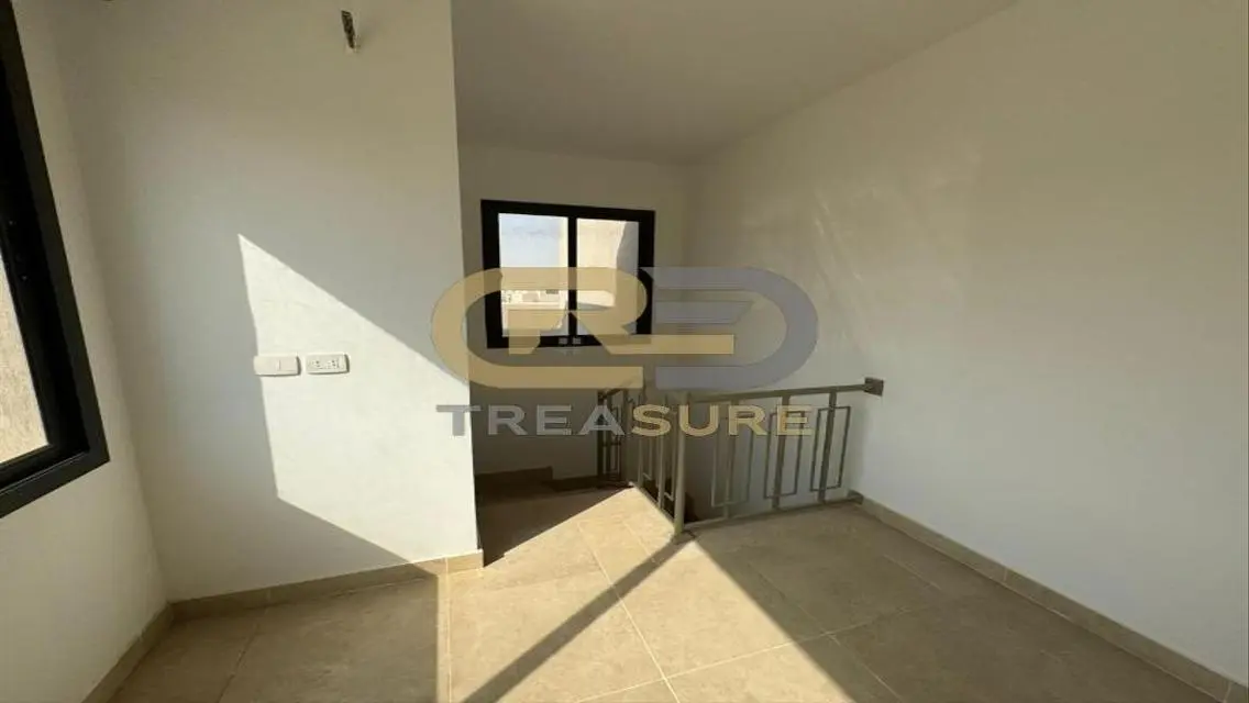Penthouse for sale in Fifth Square with kitchen  .