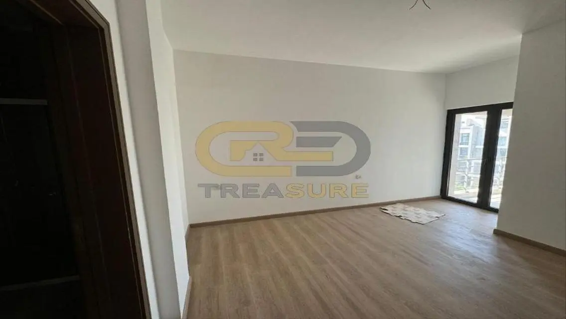 Penthouse for sale in Fifth Square with kitchen  .