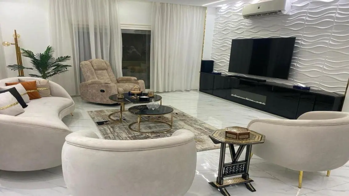 شقة فاخرة للإيجار بكمبوند لافي - الجامعة الأمريكية