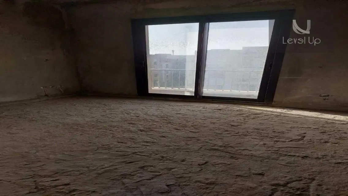 شقة للبيع فوري بسعر لقطة مساحة واسعة في ديستريكت 5