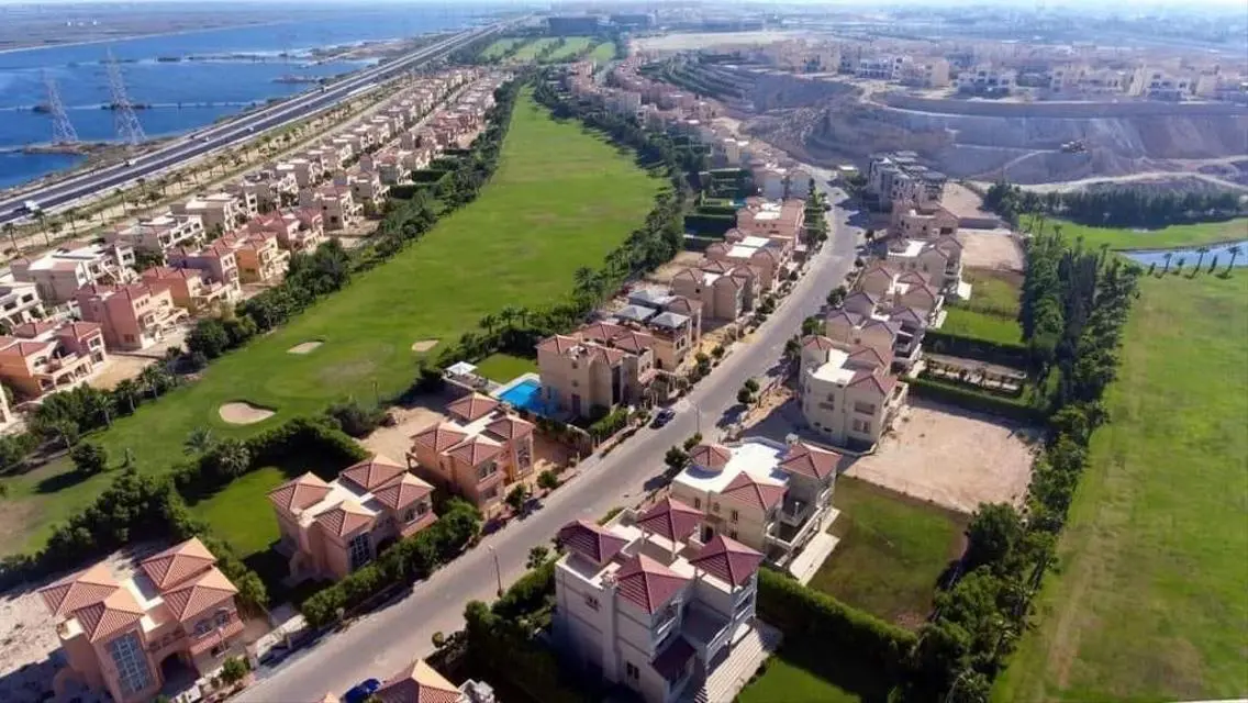 أمتلك فيلتك في منطقة جيزين علي البحيره بموقع مميز