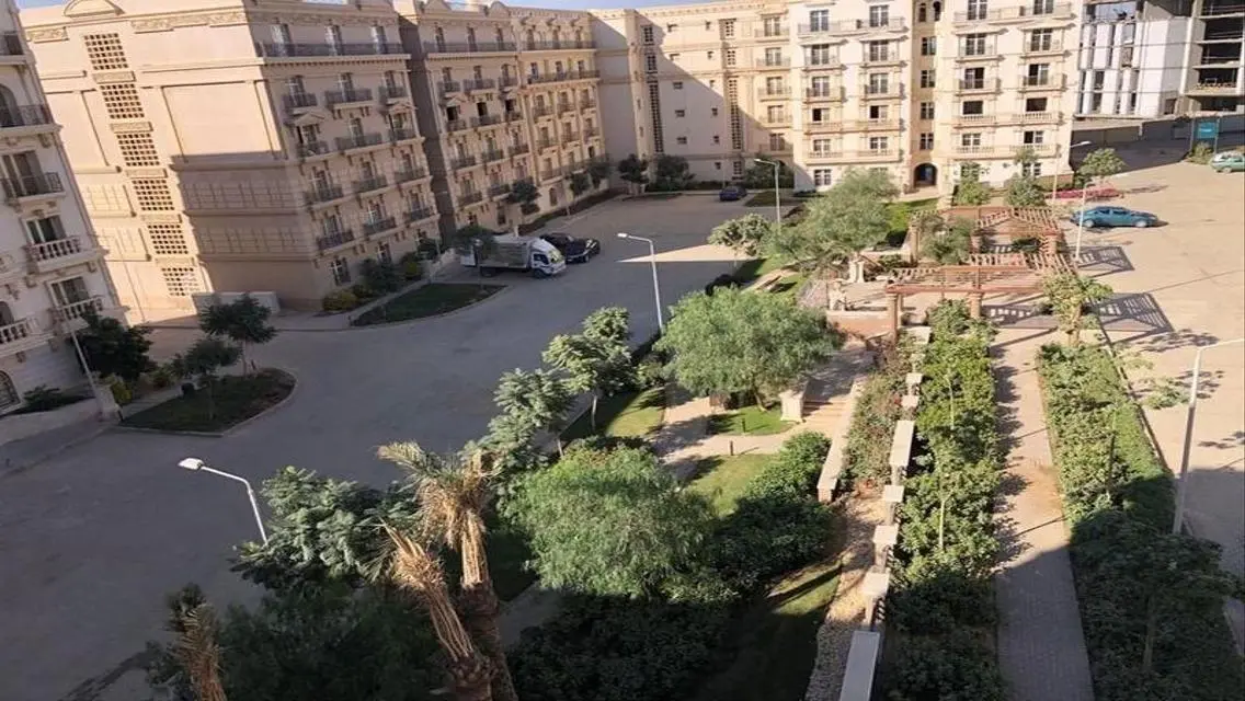 شقه فيو مفتوح متشطبه فى كمبوندهايد بارك اقساط12سنه