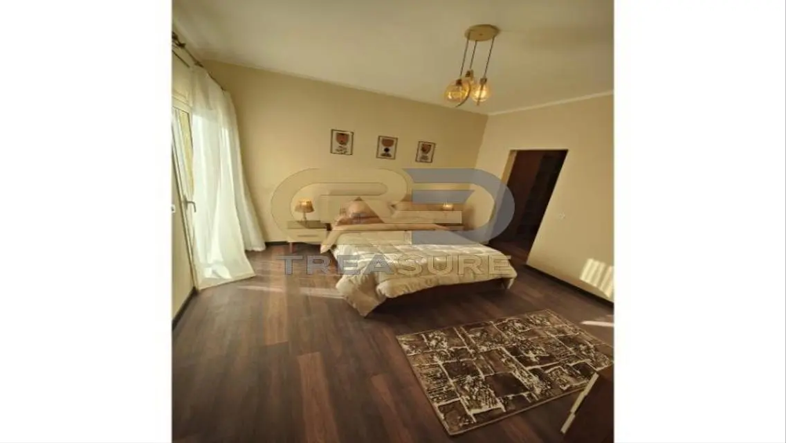 Fully Furnished Apt for rent in Ninety Avenue    .