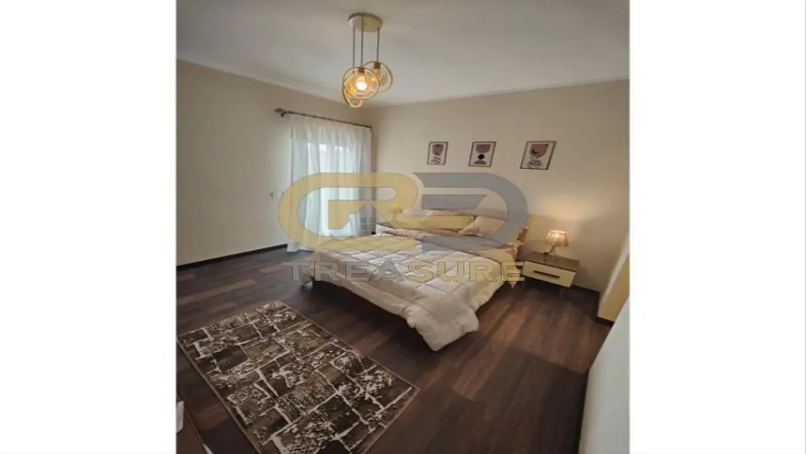 Fully Furnished Apt for rent in Ninety Avenue    .