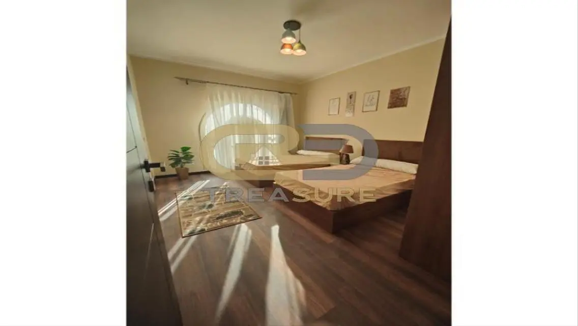 Fully Furnished Apt for rent in Ninety Avenue    .