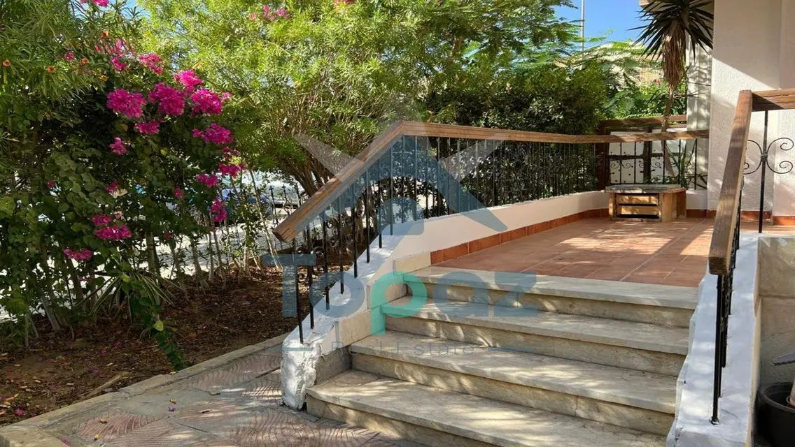 Apartment with Garden  for rent at Beverly hills