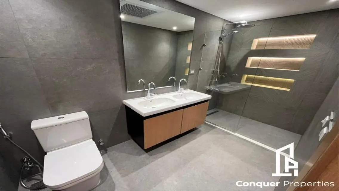 Luxury 3-Bedroom Apartment Overlooking Lakes