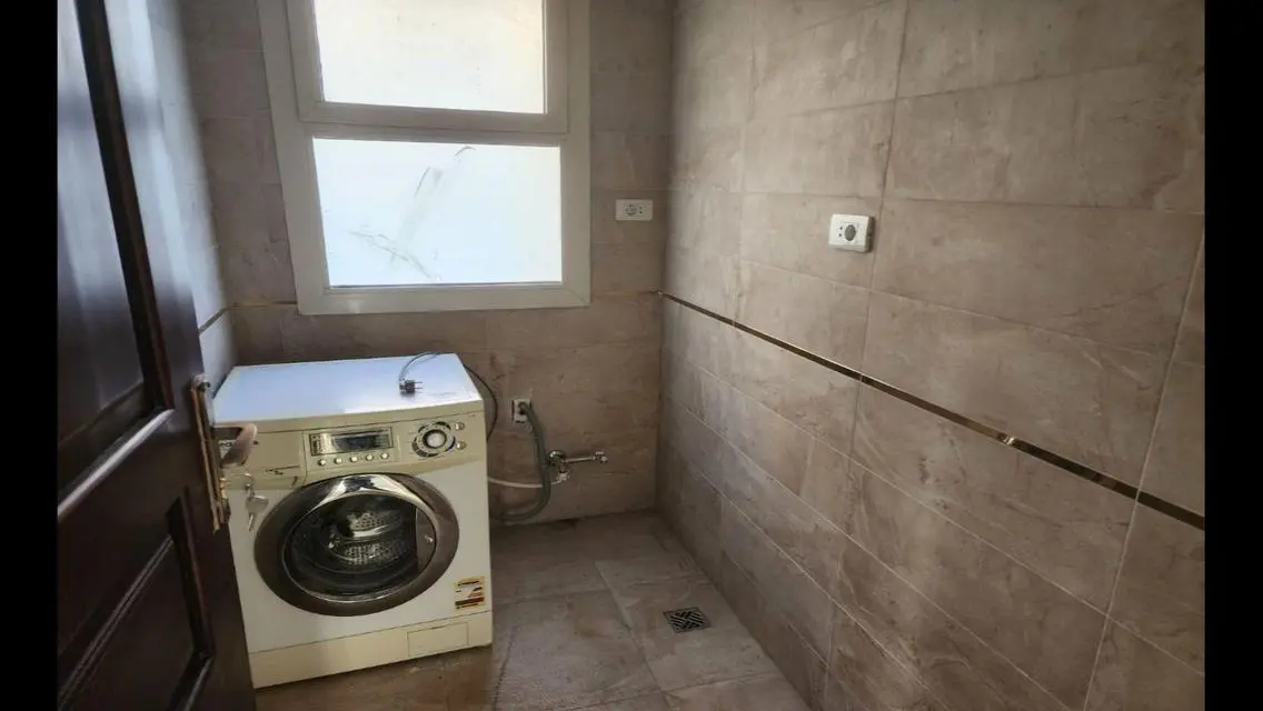 فيلا للايجار نص مفروش فى كمبوند ستون بارك
