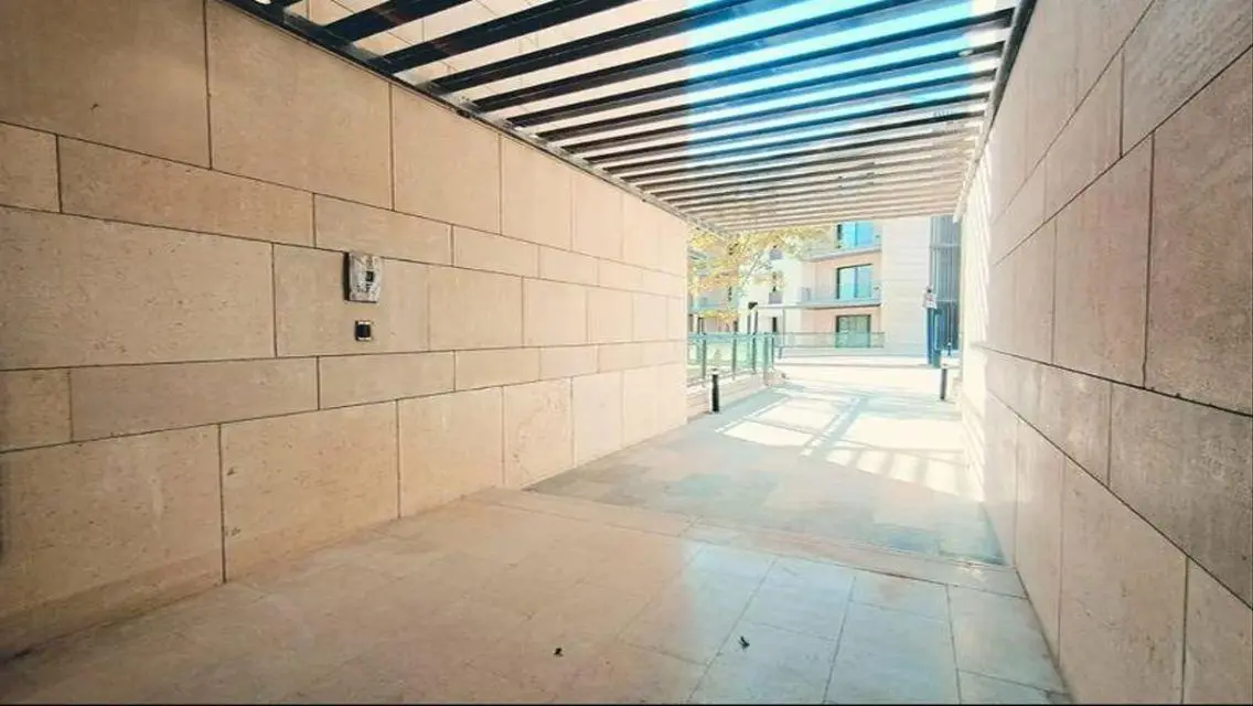 للبيع شقة متشطبه بالتكييفات في 6ويست بيفرلي هيلز
