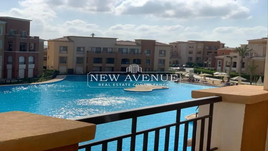 بنتهاوس يطل على حمام السباحة والجولف تشطيب كامل