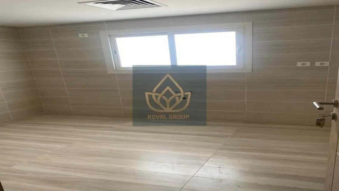 شقة للبيع 4 غرف في نيو جيزة متشطبة بالتكيفات